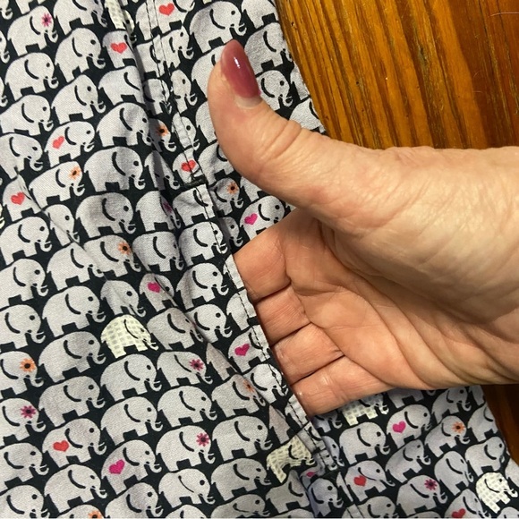 Dickies Mock Wrap Elephant In The Room Printed Scrub Top Women’s Size M Medical - Picture 5 of 9